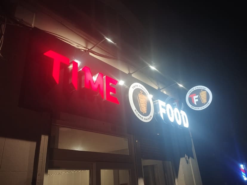 Photo de la réalisation : Enseigne Lumineuse 'TIME FOOD'